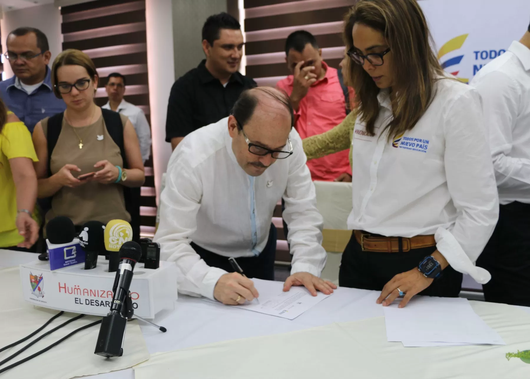 La Ministra en formalización del Plan de Trabajo para mejoramiento de la Calidad de la educación básica, media y superior en esta parte del país.